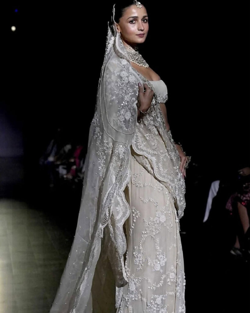 நேற்று இரவு 15 years of Mijwan fashion நிகழ்ச்சி நடைபெற்றது அதில் நடிகை ஆலியா பட் கலந்துகொண்டார். 

